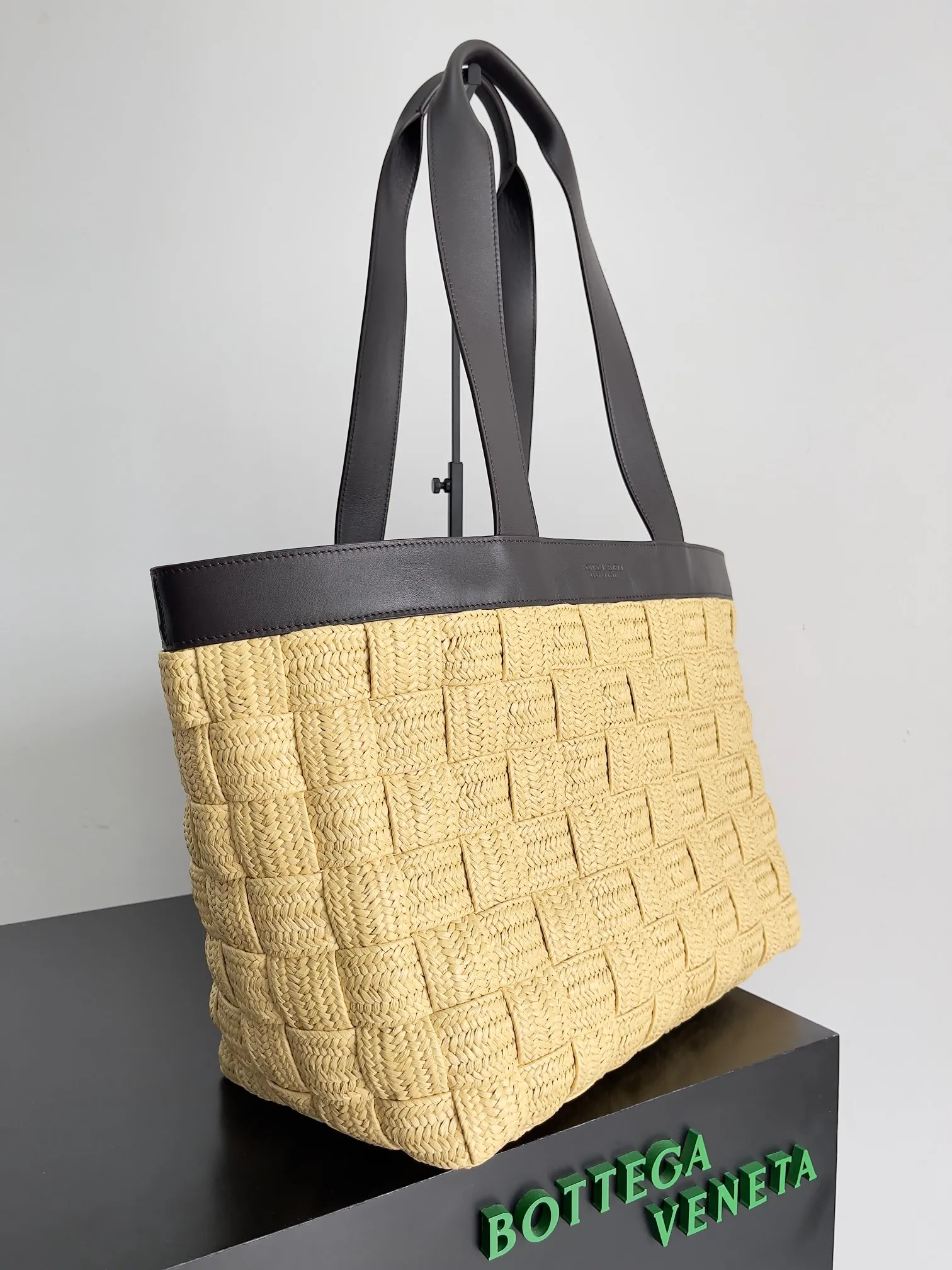 Batch 1960 Bottega Veneta BV straw shoulder bag. A super literary BV straw bag with a shopping bag shape. The top of the wrist bag is made of the highest grade lambskin. BV’s material selection is really impeccable. The straw part is very beautiful, elegant and natural, and the romance of phila grass. Phila grass is also called the wishing grass and love grass. It has a beautiful meaning for the one you love most. It is versatile and fashionable and has a large capacity. Style number: 730874 Size: 56*22*32